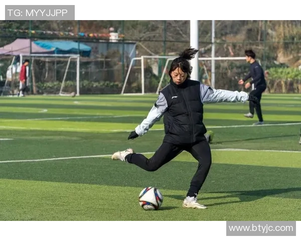 足球明星小小马高清图片展示他的风采与魅力让我们一同欣赏这位足球天才的精彩瞬间